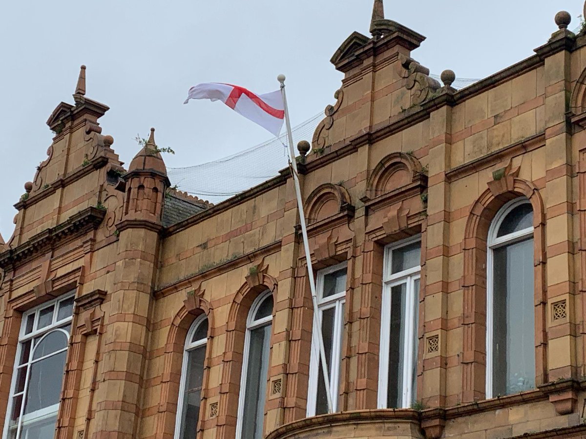 🏴󠁧󠁢󠁥󠁮󠁧󠁿Happy St George's Day! 🏴󠁧󠁢󠁥󠁮󠁧󠁿 We are flying the St George's cross at the Municipal Buildings to mark the national day of the patron saint of England #StGeorgesDay