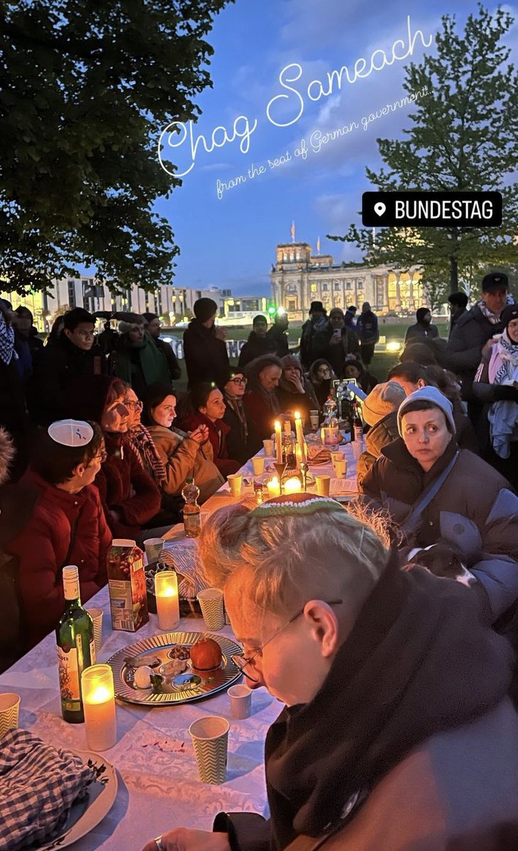 Pro-Palestinian Jüdische Stimme (Jewish Voice) held a passover dinner at the occupation camp in front of the Bundestag yesterday