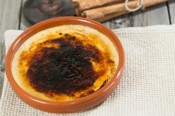unComo's tweet photo. Cómo hacer crema catalana original: la receta de la abuela así de fácil https://t.co/cHgwTzM0Xh #comida https://t.co/CYF6cQ5Hbb