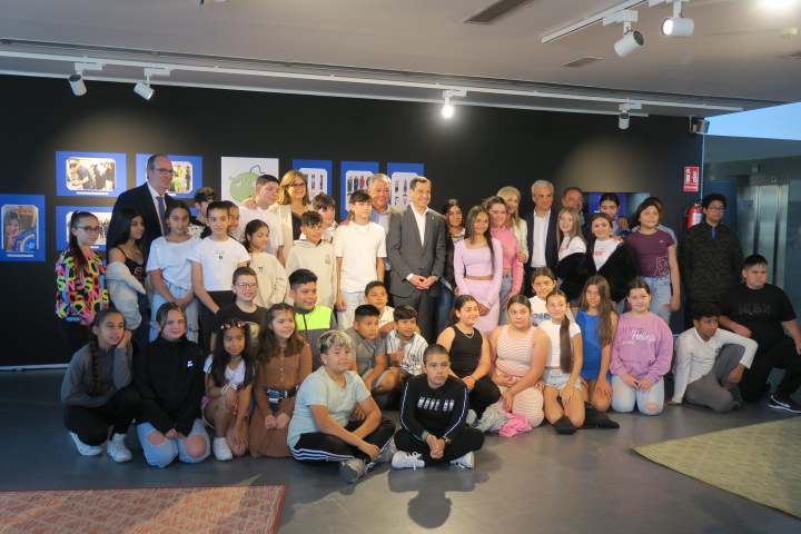 Hoy es el #DiaInternacionalDelLibro,hemos presentado el libro"Doiz viaja a la Tierra" de <a href="/AsocEntreAmigos/">Asociación Entre Amigos</a> ha sido realizado por niñ<a href="/s/">『S』</a> de <a href="/ceippazyamistad/">CEIP Paz y Amistad</a> <a href="/IesPSur/">IES Polígono Sur</a>,agradecidos a <a href="/FundacionJMLara/">Fundación José Manuel Lara</a> <a href="/BarenboimSaid/">Fundación Barenboim-Said</a> siempre por su apoyo,nos han acompañado <a href="/JuanMa_Moreno/">Juanma Moreno</a> y <a href="/jlsanzalcalde/">José Luis Sanz</a>