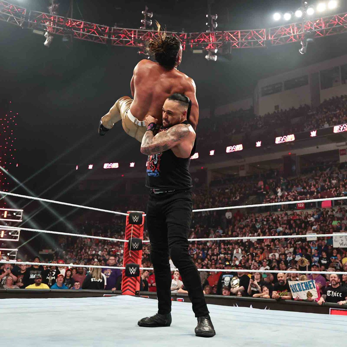 Today on #WWERaw, @BeckyLynchWWE is the Women's World Champion PLUS World Heavyweight Champion @ArcherOfInfamy goes on the attack.

FULL RESULTS: wwe.com/shows/raw/2024… #WWEonBinge #WWEAustralia