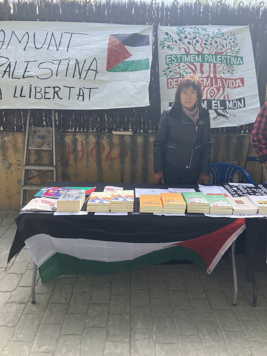 riberadelsio's tweet photo. #SantJordi2024 gràcies @TigrePaper per col.laborar amb els vostres llibres a la nostra taula solidària amb #Palestina https://t.co/ZIh61JASO3