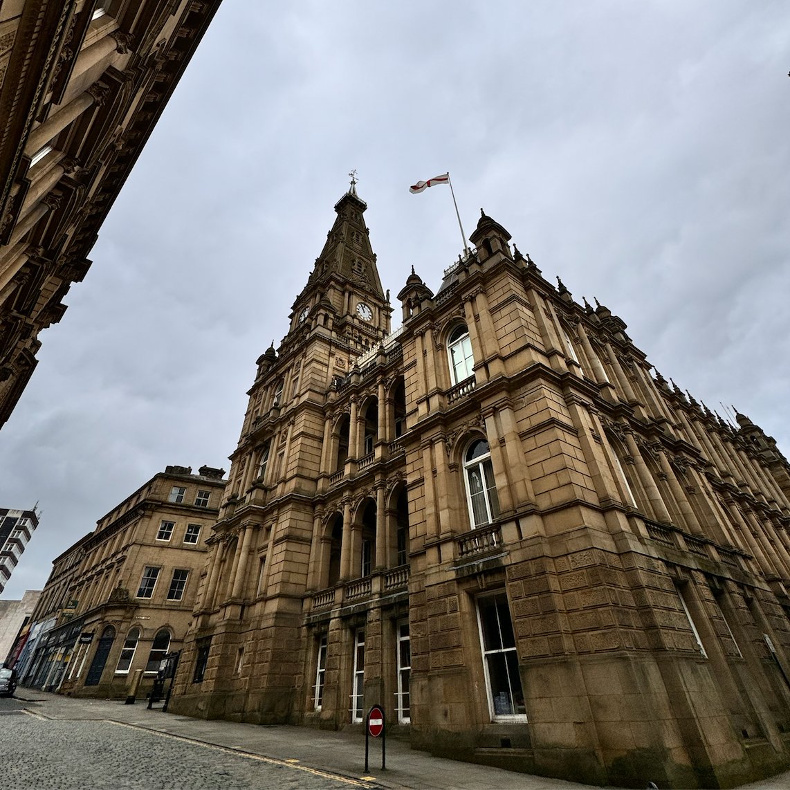 The St George's flag is flying at Halifax town hall today, in celebration of #StGeorgesDay! 🏴󠁧󠁢󠁥󠁮󠁧󠁿