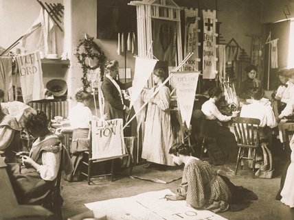 Banner making workshop by UK suffragettes, members of the Women's Social and Political Union, c.1910. Women politicised their textile skills for the cause. #Unravelling
WomensArt