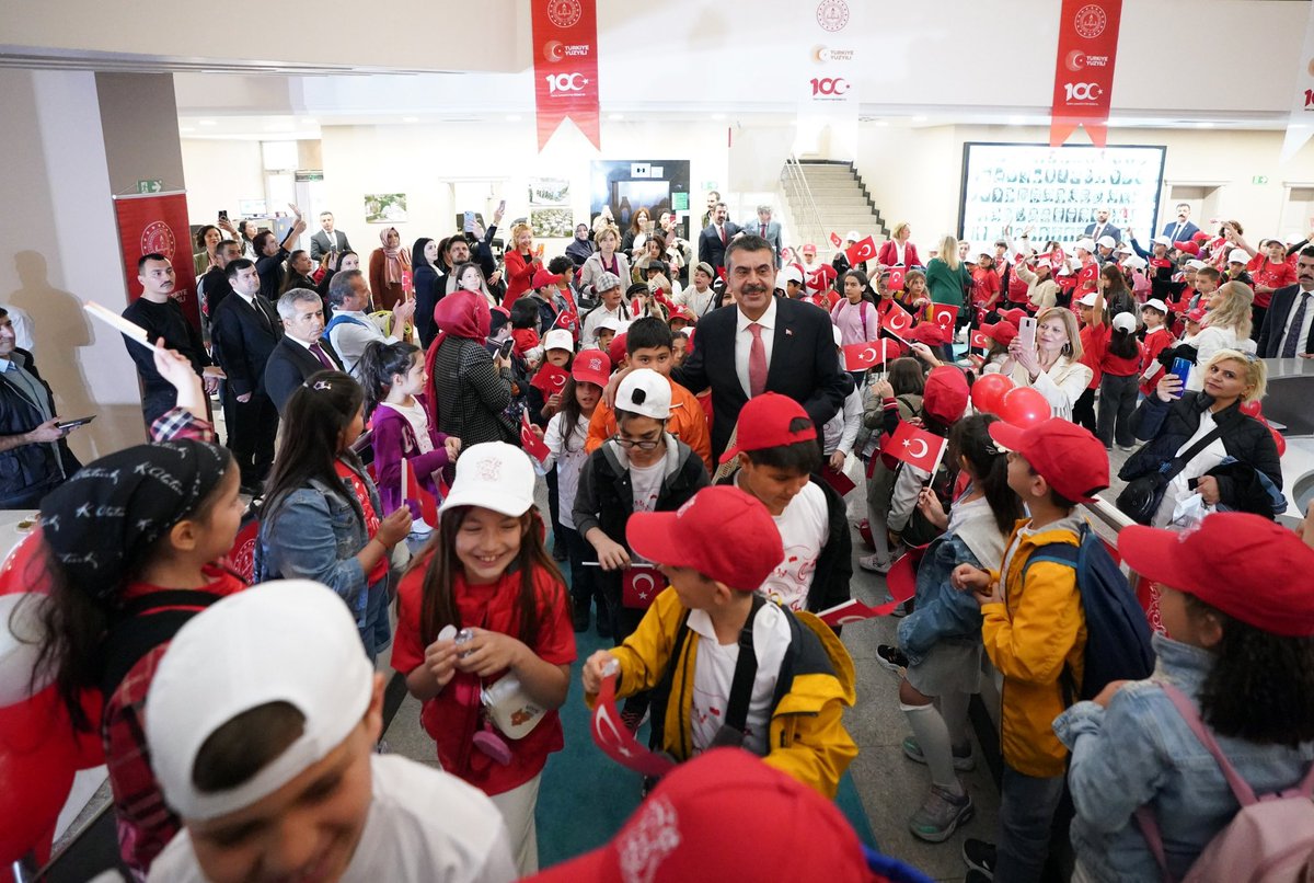 tcmeb's tweet photo. Millî Eğitim Bakanı @Yusuf__Tekin, 23 Nisan Ulusal Egemenlik ve Çocuk Bayramı Dolayısıyla Temsili Olarak Makamını Gölbaşı İnönü Ortaokulu Öğrencisi 11 Yaşındaki Irmak Genç'e Devretti

Bakan Irmak Genç: Atatürk'ün bize armağan ettiği bu güzel günde tüm dünya çocuklarını sevincimize ortak olmaya ve birlikte dünyamızı daha sürdürülebilir, daha adil, daha mutlu bir yer yapmaya davet ediyorum.

👉🏻 https://t.co/JDe4XYOy9a