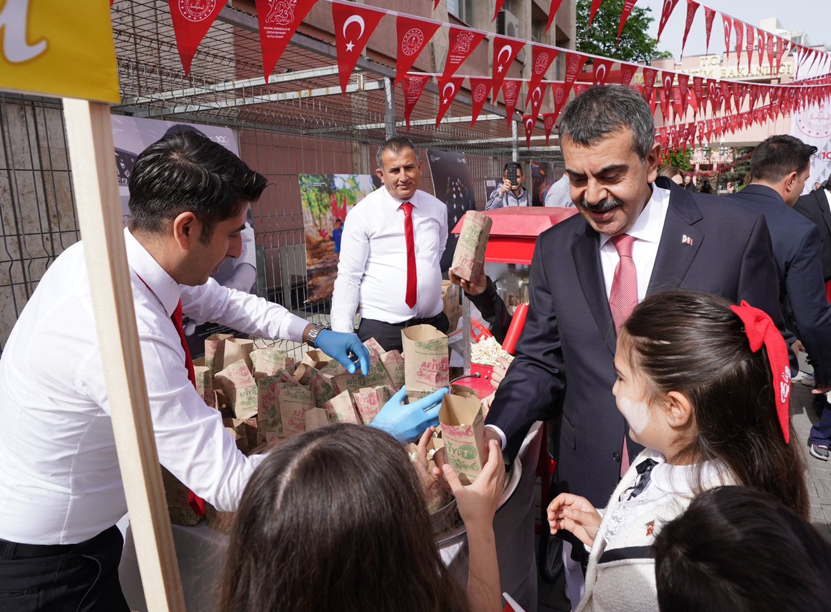 Millî Eğitim Bakanı @Yusuf__Tekin, 23 Nisan Ulusal Egemenlik ve Çocuk Bayramı Dolayısıyla Temsili Olarak Makamını Gölbaşı İnönü Ortaokulu Öğrencisi 11 Yaşındaki Irmak Genç'e Devretti Bakan Irmak Genç: Atatürk'ün bize armağan ettiği bu güzel günde tüm dünya çocuklarını…