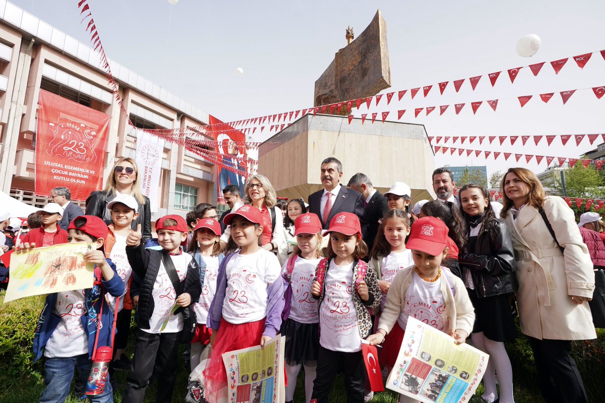tcmeb's tweet photo. Millî Eğitim Bakanı @Yusuf__Tekin, 23 Nisan Ulusal Egemenlik ve Çocuk Bayramı Dolayısıyla Temsili Olarak Makamını Gölbaşı İnönü Ortaokulu Öğrencisi 11 Yaşındaki Irmak Genç'e Devretti

Bakan Irmak Genç: Atatürk'ün bize armağan ettiği bu güzel günde tüm dünya çocuklarını sevincimize ortak olmaya ve birlikte dünyamızı daha sürdürülebilir, daha adil, daha mutlu bir yer yapmaya davet ediyorum.

👉🏻 https://t.co/JDe4XYOy9a