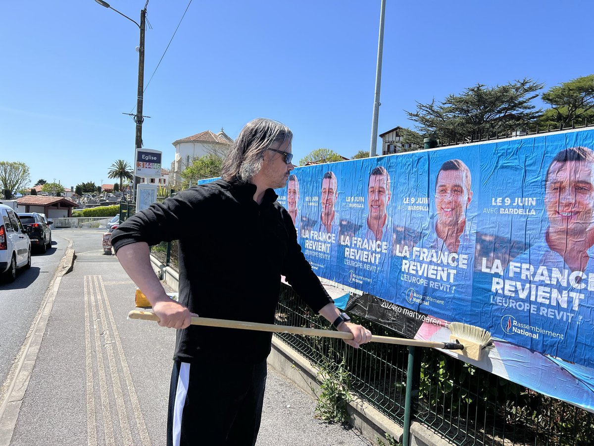 sergeRN64's tweet photo. Grosse journée de collage RN64 pour les Européennes avec @J_Bardella sur la côte basque d’Anglet à Saint Jean de Luz en passant par Biarritz et Bidart.
Un seul tour, une seule date à retenir pour voter: #VivementLe9Juin 
💪🇫🇷👍 https://t.co/HjfygPVjcr