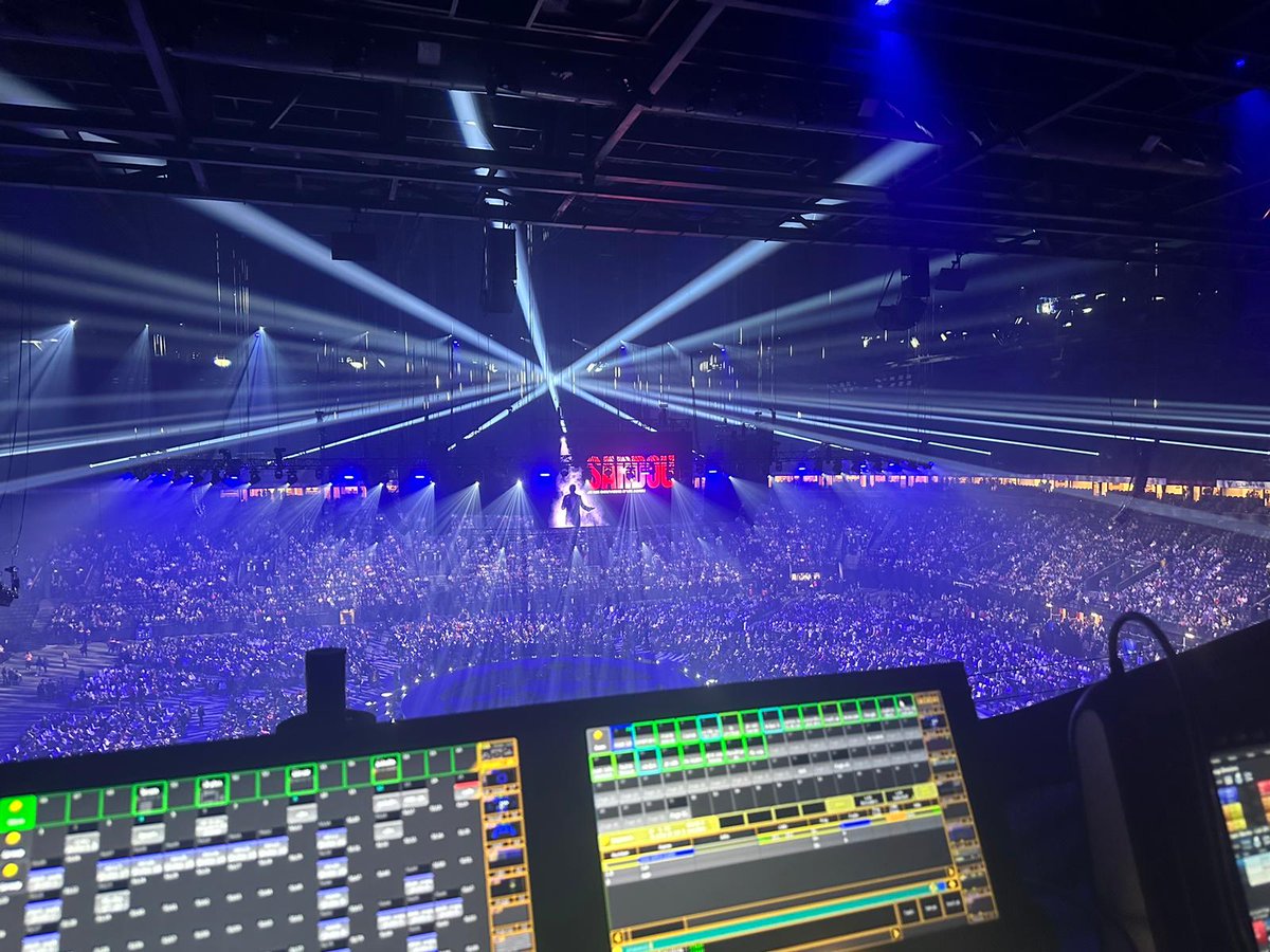 Dimatec_Light's tweet photo. 27 Skylos de CLAY PAKY ont été choisis pour les concerts de Michel Sardou à la Paris Défense Arena les 16 et 17 mars 2024 🤩

#claypaky #skylos #laserbeam #concert #light #lightdesign https://t.co/76mu8csECj