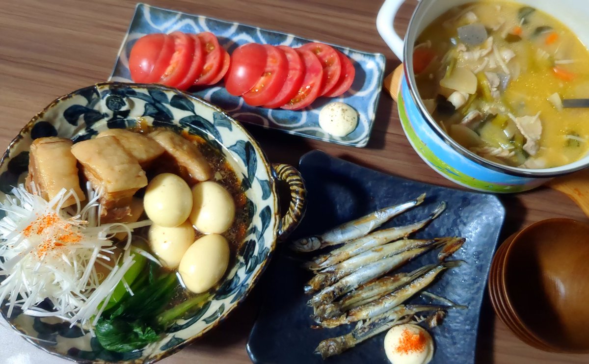 はいほい晩飯(*´･ω･`)=3 今日は角煮🐷運動なんて微塵も興味が無かった息子氏がテニス部入るらしい🤔出来れば身ひとつでどうにかなる部活が良かったけど…まぁ頑張れ🎾 たまに登場するホーローのお鍋は私の婆ちゃん🌈がブルーチップ貯めてもらったやつ🫶