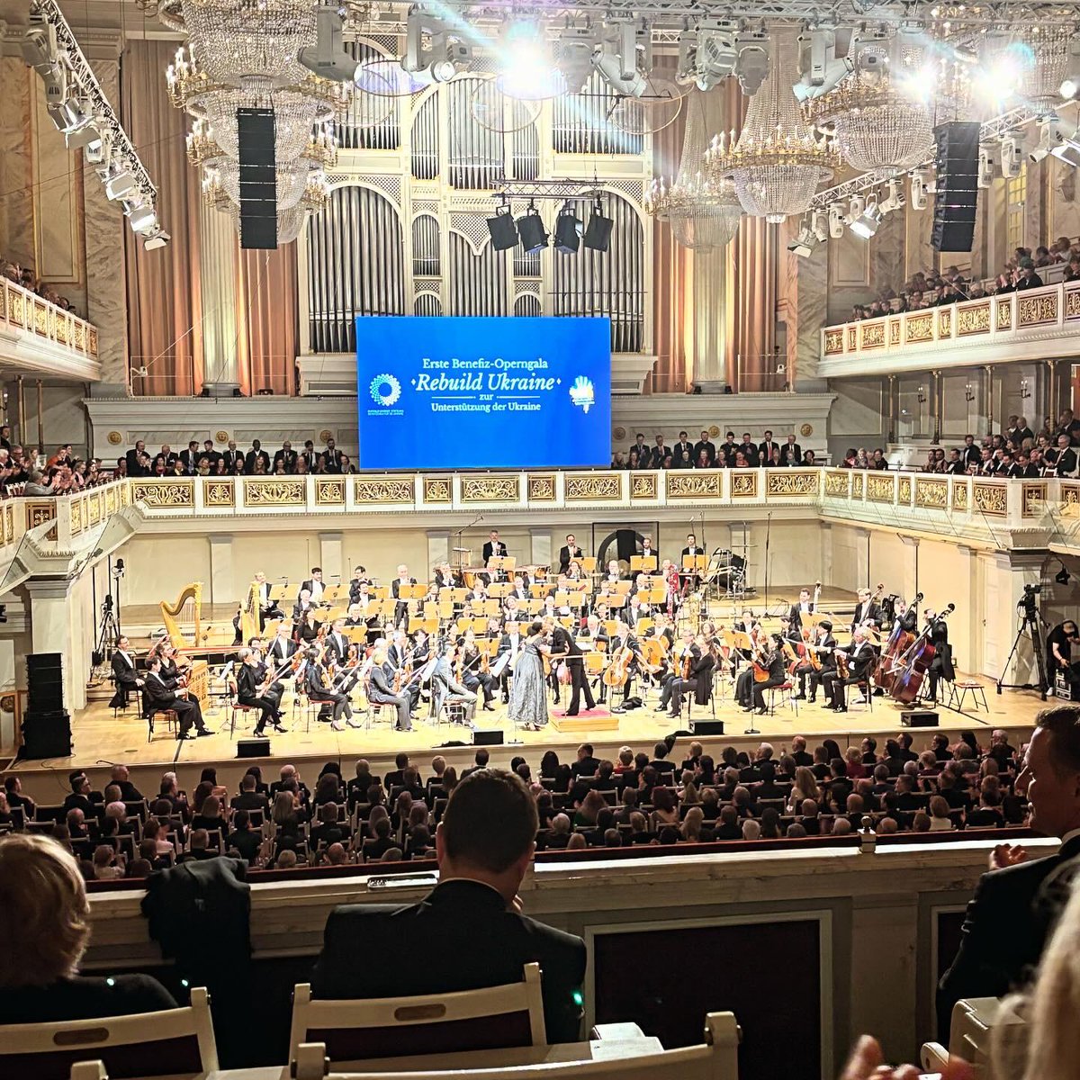 V petek, 19.4. je v berlinskem Konzerthausu potekal dobrodelni gala koncert opernih arij z naslovom 'Rebuild Ukraine', ki ga je organizirala 🇩🇪fundacija Harald Christ. Namen prve slavnostne operne gala prireditve je bil poslati znak solidarnosti in podpore 🇺🇦.
#rebuildukraine