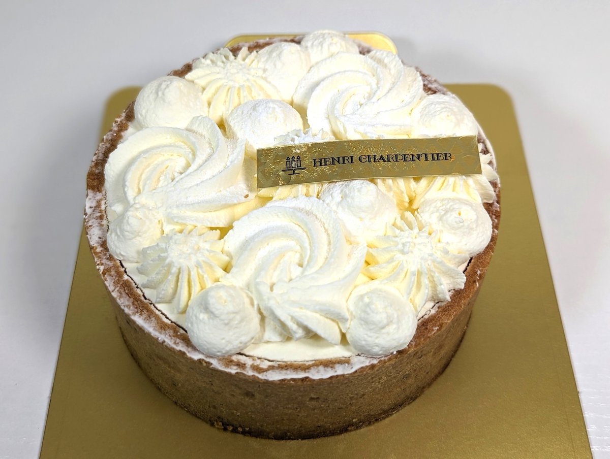 cheesecakenet's tweet photo. ケーキ屋「アンリ・シャルパンティエ」がオンラインストアで販売しているクリームチーズタルトです。12cmで値段は4,752円（別途送料）の高級なチーズケーキです。ブルターニュのルガールチーズを使っており、深みのある味を楽しめます。タルト生地もサクサクで香ばしく、値段に見合った美味しさです。 https://t.co/ewOKhXTaPs