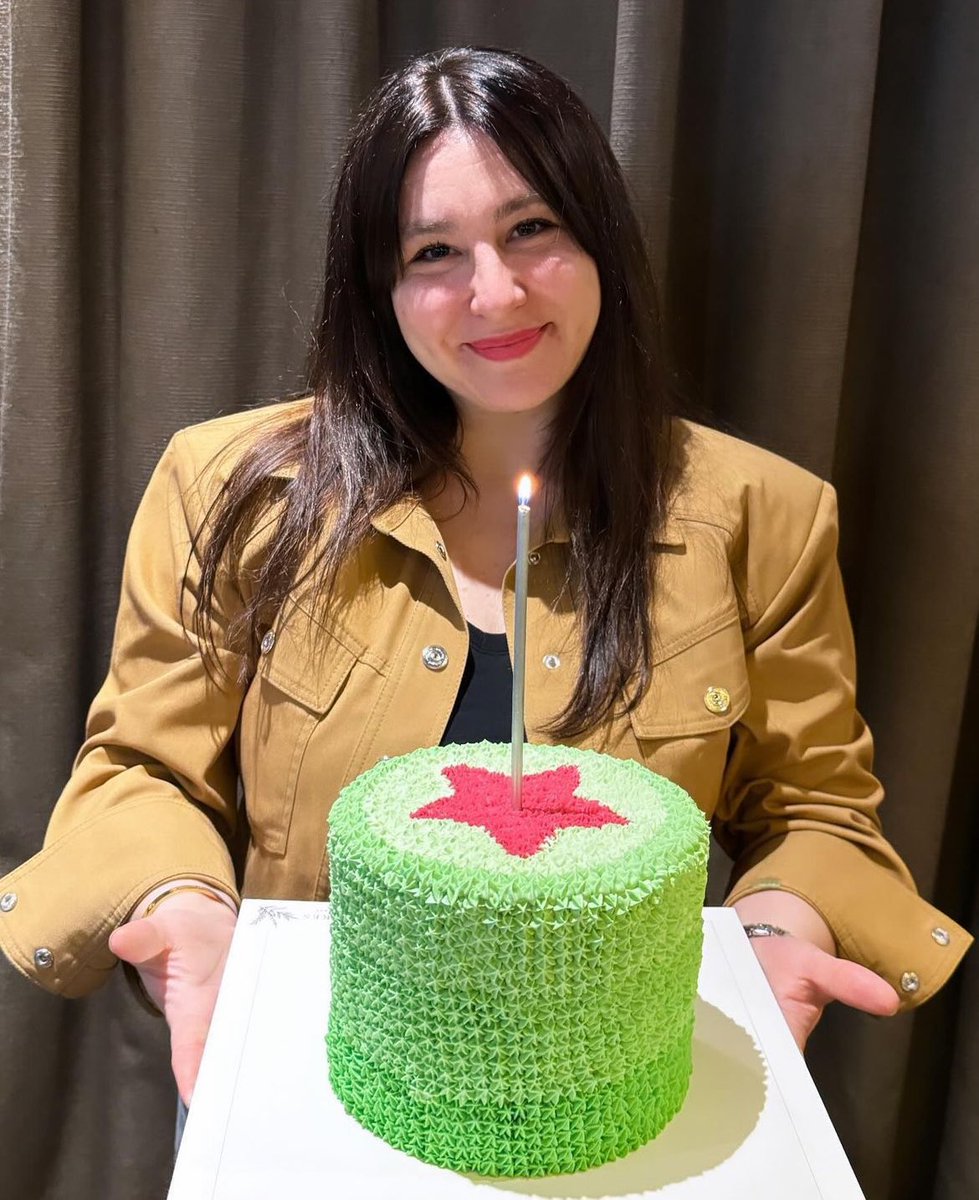 MehmetArdic_'s tweet photo. Yasemin Sakallıoğlu doğum günü pastasını Terör örgütü YPG’nin logo ve renklerini kullanarak tarafını belli etmiş gibi görünüyor, sizce? https://t.co/HQQVCPtxih
