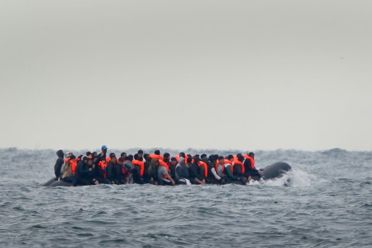 🚨🇬🇧🇫🇷5 MIGRANTS DEAD AS THEY TRIED TO SAIL TO THE UK The five, including a 4-year-old, died as they were attempting to cross the English Channel in a small boat filled with over 100 people. The boat is believed to have hit a sandbank after leaving France, causing some people