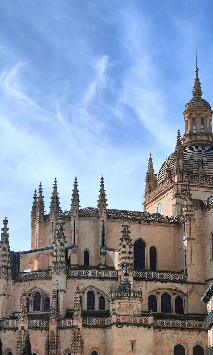 claaugomezzz's tweet photo. No hay azul más puro que el de su cielo ni dorado más brillante que el de sus campos.
Feliz 23 de abril a todos los castellanos que amamos nuestra tierra pero estamos condenados a crecer lejos de ella. España te ha olvidado, nosotros no.🤍 https://t.co/kbv2HWbxlO