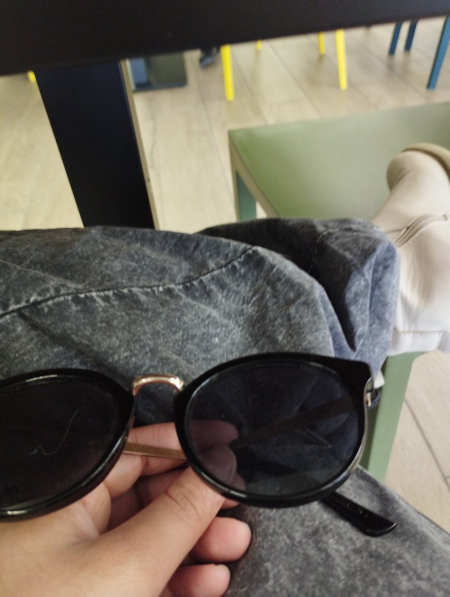 XEtoile080707's tweet photo. "We can say that sunglasses are part of our life because: they protect us from the sun's rays, hide the identity of celebrities and also allow us to hide our tears and the expression of sadness that we have on our face" #sun #realiter #sadness https://t.co/KvCsW9g8BW