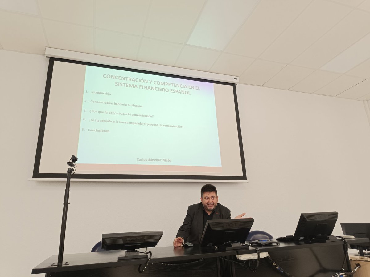 Arranca la interesante conferencia de <a href="/carlossmato/">Carlos Sánchez Mato🔻✳️</a> en el marco de las jornadas de <a href="/EECMalaga/">Economía Crítica Málaga</a>.

Analizando la concentración bancaria y sus impactos de la mano de un crack 😍