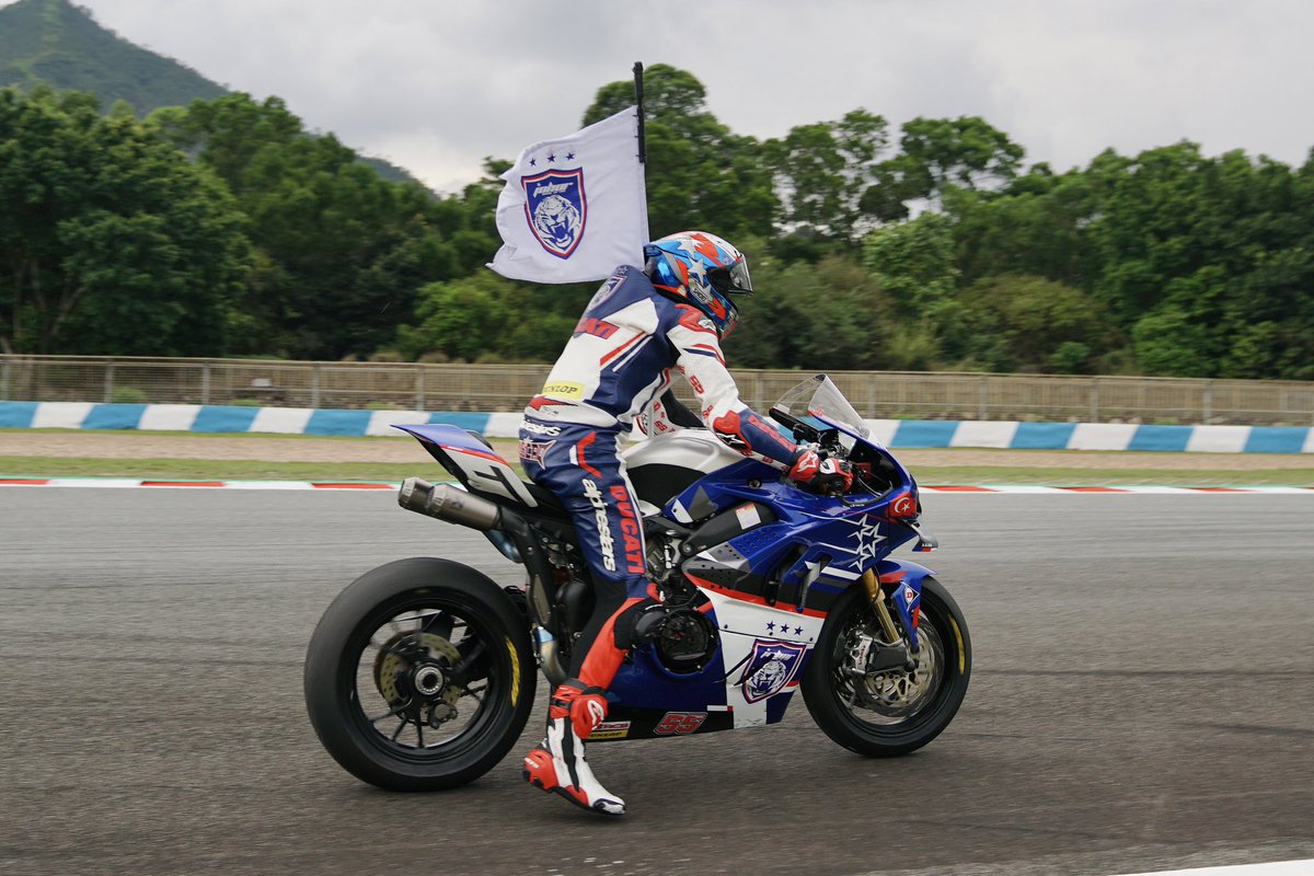 That JDT crest making waves in motorcycle racing! #jdtracingteam🔵🔴