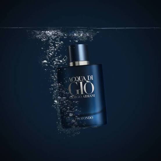 kalravkapadia's tweet photo. PerfumeAddicts Exclusive Deal:

Giorgio Armani Acqua Di Gio Profondo Pour Homme for men from Giorgio Armani 15ml EDP MINI TRAVEL SIZE for 2200. #latestlaunch #aquatic #ozonic

TRAVEL WITH A BEAUTIFUL EARTHY CITRUS FRESH OZONIC 😍 COMPANION🥰🥰

This one's more earthy, smells Ozonic and has that ' mineral' vibe to it. 

This is an INTENSE version of ADG...more creamier and more green. 

The top notes have Aquozone, Sea Notes, Green Mandarin, Bergamot

The middle Notes have Lentisque, Rosemary, Cypress and Lavender

The base has Mineral Notes, Amber, White Musk and Patchouli.

Ultra modern smelling ❤️❤️ for me the CITRUSY ACCORDS ALONGWITH THE MINERAL ACCORDS MAKE THIS A BEAUTIFUL PERFUME TO WEAR.

Very versatile and for sure will be loved by all ages for sure.

The iconic acqua di giò marine notes get modernized by aquozone – a state-of-the-art aquatic molecule for a new dynamic & iodic freshness.

The association of bergamot & green mandarin brings an explosive, juicy & effervescent character to the composition.

Associated with a modern mineral amber accord, reflecting the salty depths of the sea, gets softened with enveloping notes of patchouli from Guatemala & musk

AROMATIC + CITRUS + MARINE + FRESH SPICY + MINERAL + SALTY + FRESH + WOODY

A SUMMER STUNNER IN ALL MEANS AND AN EDP NOT TO BE MISSED💫💫💫