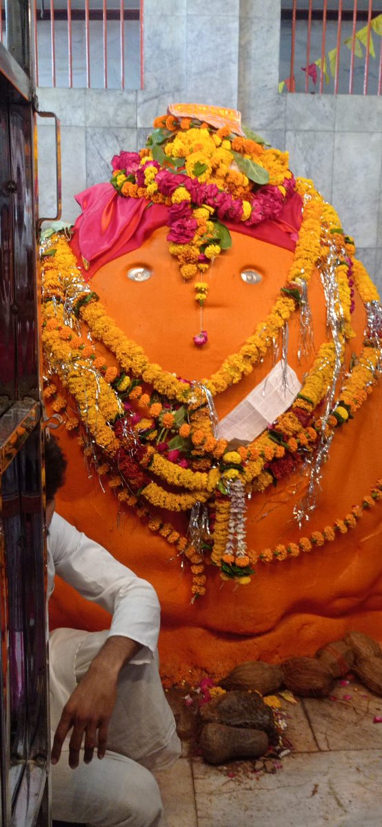 Ok so will create this thread on some famous.. not so famous on social media but worth visit hanuman ji temples.. Ye hai swayambhu hanuman ji 🙏 temple name is Angadh Mahavir Hanuman 🙏 Kept growing bigger and bigger till Puja was done n nailed on top ..more than 100 years old