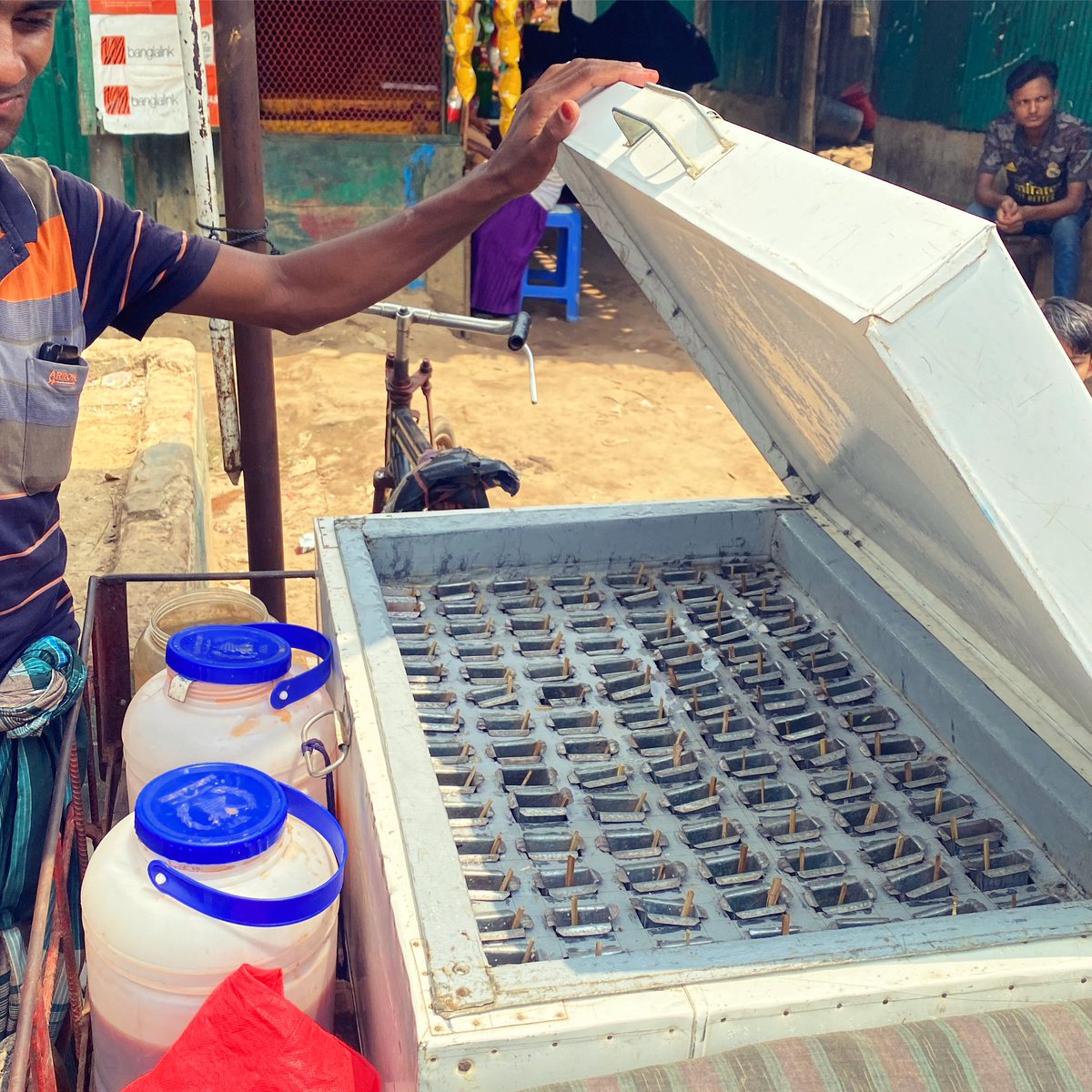 ❄️🧊Ice cream & legal service. Quite the business acumen by Rohingya refugees, when facing a heatwave! In Cox’s Bazar 🇧🇩