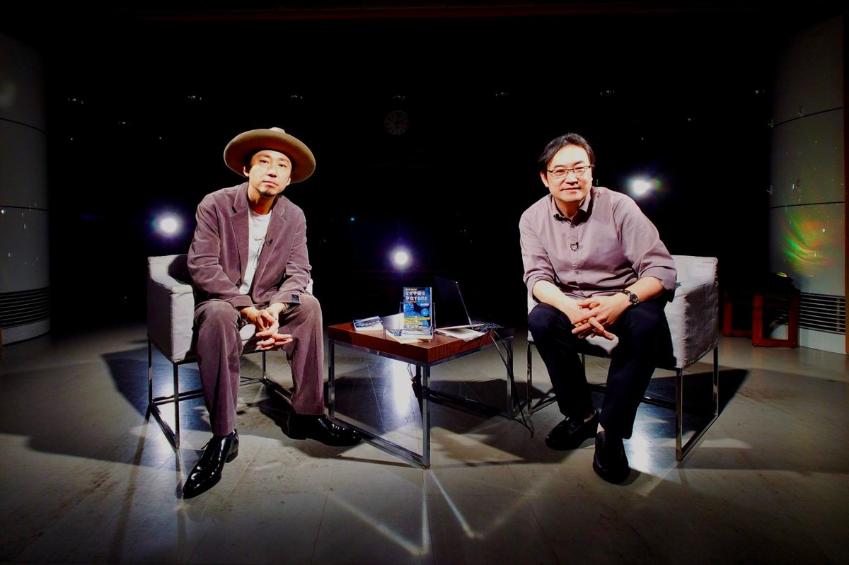 bluebacks_pub's tweet photo. 【本日、ブルーバックスのスペシャル番組がスタート！！】
突然のお知らせとなりますが、TOKYO FMさんの制作による、講談社ブルーバックスのスペシャル番組が配信開始しました！

《ACIDMAN大木と科学者たち　powered by 講談社ブルーバックス》

[音声版]　音声サービス「AuDee」にて配信
https://t.co/oA8IwVp5fb

[動画版]　動画ポータルサイト「Travel TV」にて配信
https://t.co/vd1f3OxBg9
（どちらも視聴無料）

番組パーソナリティは、大ヒット映画『ゴールデンカムイ』の主題歌も手掛けた人気ロックバンドACIDMANのボーカルギター・大木伸夫さん！
毎週、ブルーバックスの著者を招いて、科学の面白くて深い話をうかがっていきます。

ACIDMAN大木さんの宇宙への好奇心と知識は半端なく、現場は大盛り上がり。収録後、ブルーバックス編集次長が「明日からブルーバックスの企画会議に参加してください…！」と思わずスカウトしてしまったほどでした。

初回は、ブルーバックス『なぜ宇宙は存在するのか』の野村泰紀さんを迎えて、素粒子物理学のお話をたっぷりとうかがいます。ぜひ、ご視聴ください！

■野村泰紀さん出演回　配信スケジュール
4月23日（火）19時配信：第１回 素粒子物理学
4月30日（火）19時配信：第２回 マルチバース理論
5月7日（火）19時配信：第３回 ダークマターは見つかるのか
※音声版、動画版同じタイミングでの配信を予定しています。

#大科学 ＃ACIDMAN