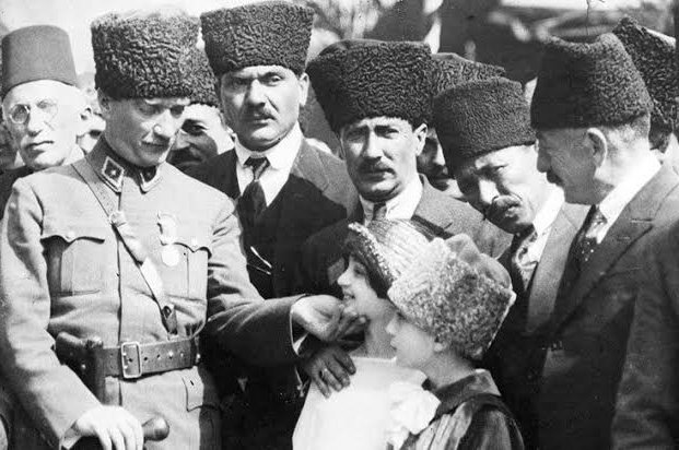 'Onların temiz yüreklerinde yurt, ulus, aile ve yurttaş sevgisiyle beraber doğruya, iyiye ve güzel şeylere karşı sevgi ve ilgi uyandırmaya çalışmalıdır.' - Mustafa Kemal Atatürk #23NisanUlusalEgemenlik ve Çocuk Bayramı, TBMM'nin açılışının da 104. yıldönümü kutlu olsun 🇹🇷