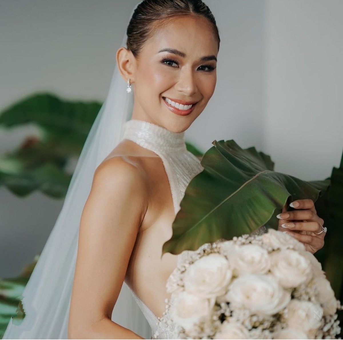 HER radiant glow speaks volume of HER happiness 😍♾️💍🤍

✨her PAPA's pic on the bouquet

@SamBer_Official 
#SamanthaBernardo 

 thesecretloungeph ig