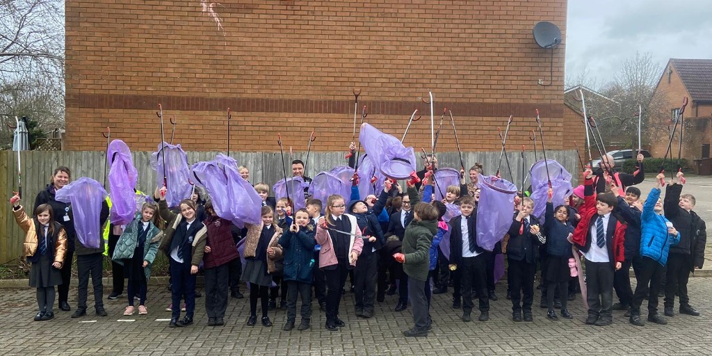 💥 Reminder that our next community litter pick takes place this Saturday (27th April) from 11am - 12pm at the Spider Park (NN11 9AZ) 💥 Volunteer just one hour of your time to help keep our town tidy 💥 All welcome and all equipment provided