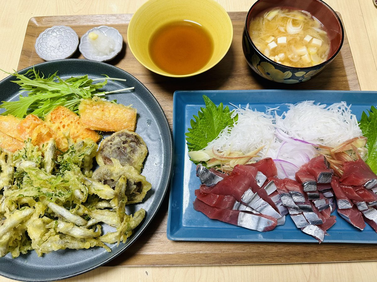 今日は鮎子、豆アジ、ゴマ鯖ベビーのミックスでした。 新鮮なうちに大葉と天ぷら⭕️ サクサク感が絶好調です （自分揚げ物の天才かと思いながら揚げてました😳） 初鰹😋甘くて幸せ #おうちごはん #おいおいダイエットはどうした？ #すみません明日再開