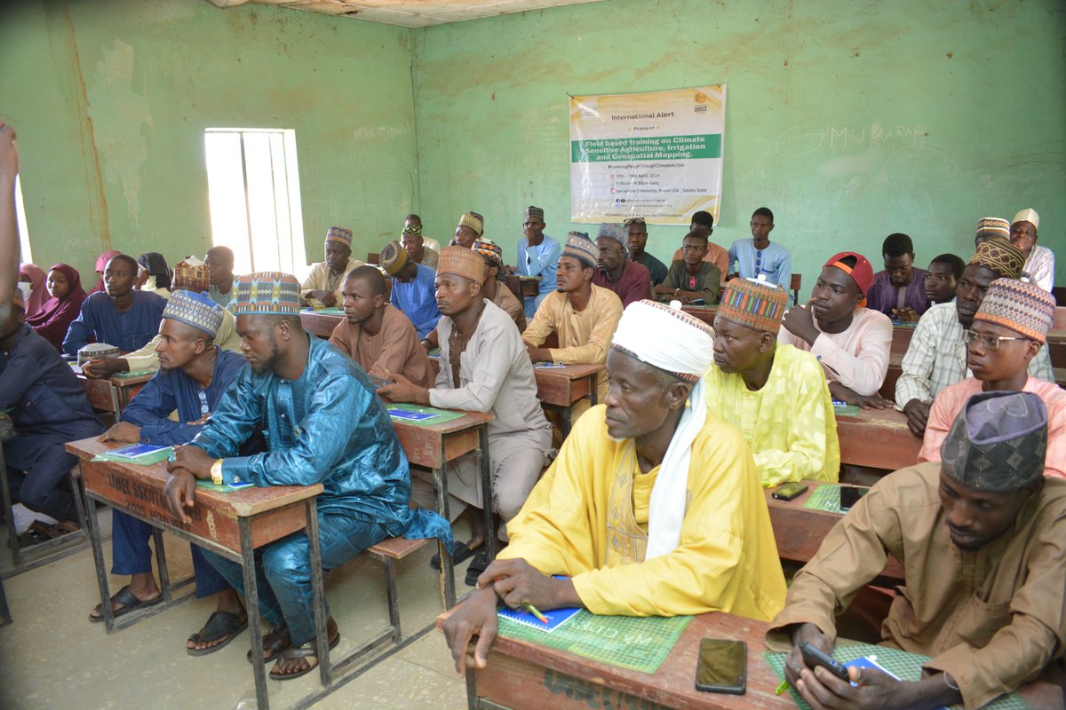 A training session for the farmers and agriculture community in Mallamawa community, Sokoto State. 

We would not rest until your farm yield increases by up to 70%.

Download the App today!!!

play.google.com/store/apps/det…

#FarmMonitor  #smartagriculture #FarmingTechnology 🚜