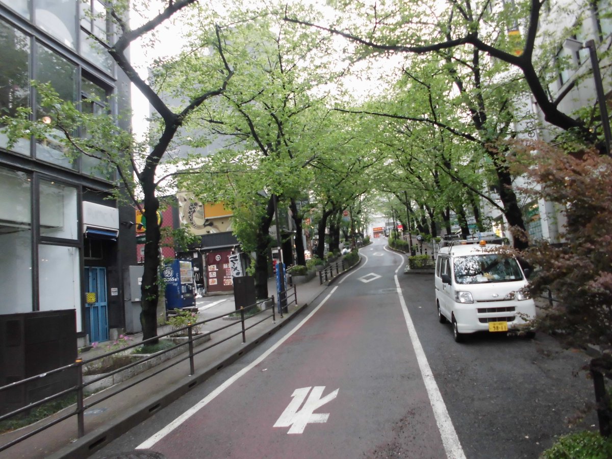 Sea1868Yuki's tweet photo. 前Pは原宿表参道で、今回は渋谷桜丘の伊藤塾近くの坂。20年程前ここにもお布施。塾報があって伊藤真弁護士が佐々木惣一教授『立憲非立憲』を取り上げてた。現東大教授の石K教授が解説を書かれたと。行政書士受かれば御挨拶に行けたのに残念。故K寺教授の学恩にも報いられませんでしたが心で詫びます。 https://t.co/DvpcSru8PY
