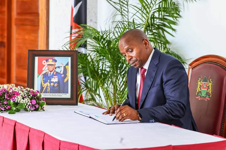 This morning, Interior CS Prof Kithure Kindiki signed the official Government Condolence Book for the late CDF General Francis Ogolla at State House Nairobi, 
May his soul continue resting in peace 
#KithureKindikiFans