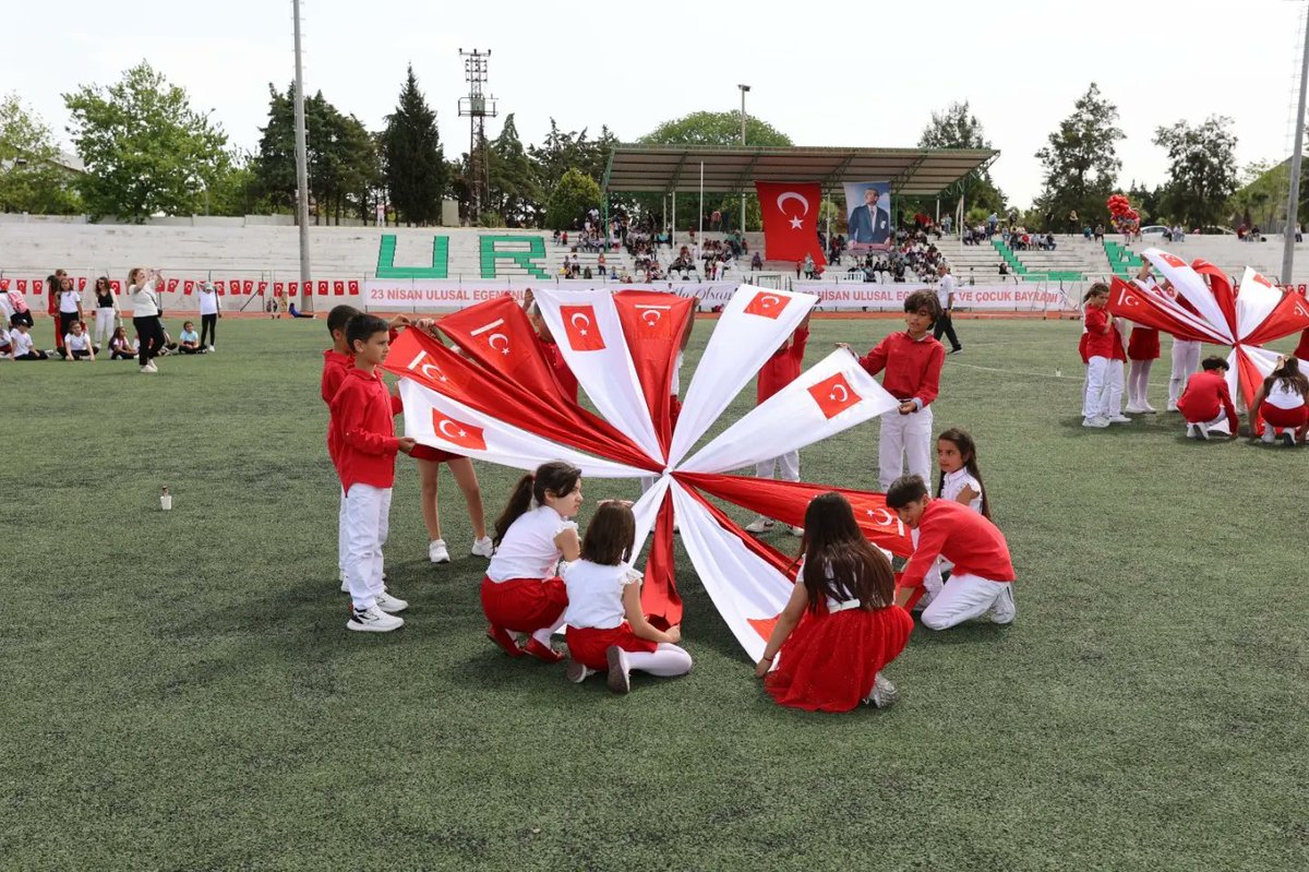 12 Eylül Stadı'ndaki 23 Nisan kutlamalarında halk dansları gösterileri, öğrencilerin şiirler okuması, koro dinletisi, müzikli dans gösterileri, oratoryo, ront gösterileri ve yarışmalar ile renkli görüntülere sahne oldu.
