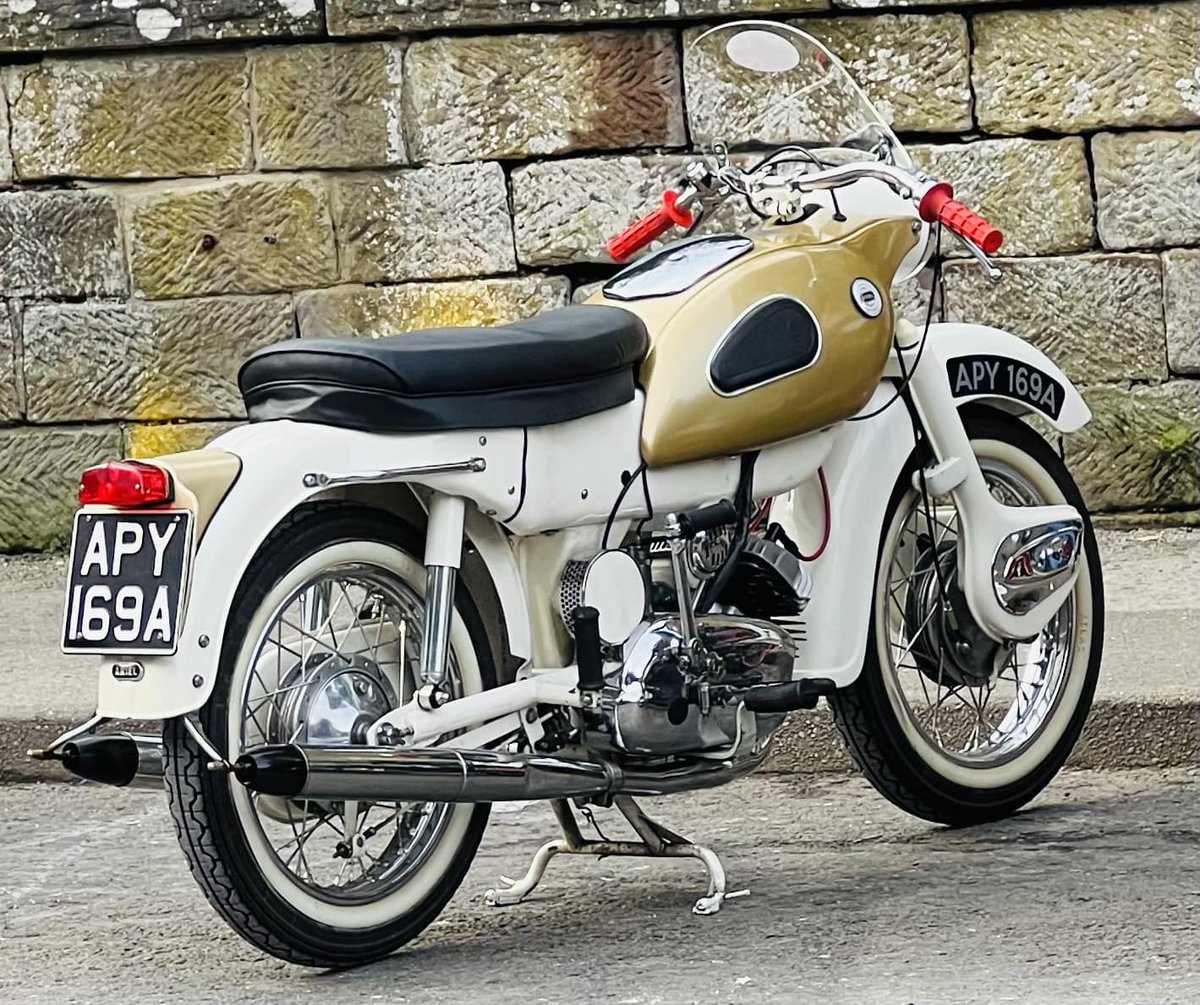 We were talking about great names for bikes yesterday. Any fans of this 1963 Ariel Golden Arrow seen at Matlock Bath, Derbyshire. #classicbike #classicbikes #classicbikeshow #classicbikers #classicmotorbike #classicmotorcycles #classicmotorcycleshows #classicmotorcycleclub