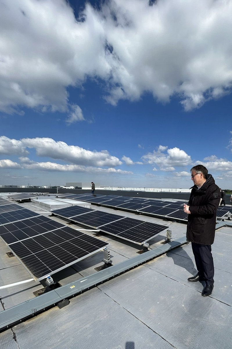 Inauguration d’1 centrale photovoltaïque sur le toit d’1 entrepôt à Réau. L’écologie est 1 formidable opportunité industrielle. Hélas la 🇫🇷 comme l’🇪🇺 n’ont pas pris la mesure de l’enjeu et les fabriquants Français coulent. @glucks a raison de se battre pour 1 buy European act.