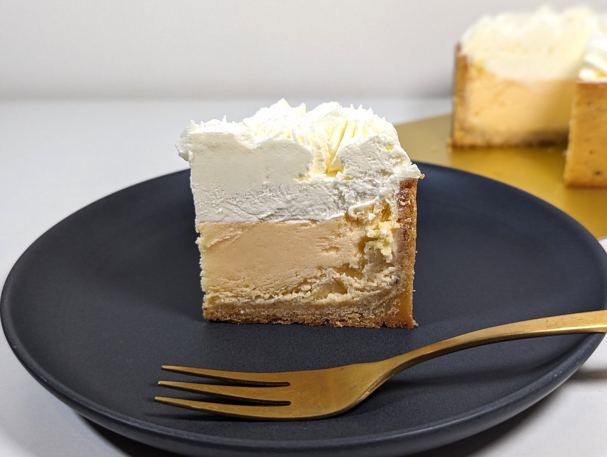 ケーキ屋「アンリ・シャルパンティエ」がオンラインストアで販売しているクリームチーズタルトです。12cmで値段は4,752円（別途送料）の高級なチーズケーキです。ブルターニュのルガールチーズを使っており、深みのある味を楽しめます。タルト生地もサクサクで香ばしく、値段に見合った美味しさです。