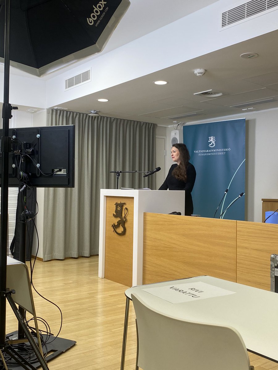 Julkishallinnon digitalisaatiota viedään eteenpäin yhteistyössä. Ministeri <a href="/IkonenAK/">Anna-Kaisa Ikonen</a> toivotti intoa työn eteenpäin viemiseen Ensisijaisesti digitaalisen viranomaisviestinnän edistämisohjelman avaustilaisuudessa tänään #DigiEnsin <a href="/VMuutiset/">Valtiovarainministeriö | Finansministeriet</a> <a href="/DVVfi/">Digi- ja väestötietovirasto</a>