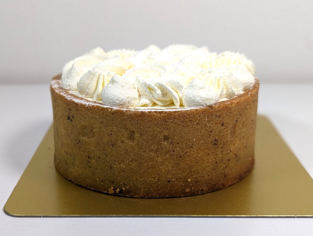 cheesecakenet's tweet photo. ケーキ屋「アンリ・シャルパンティエ」がオンラインストアで販売しているクリームチーズタルトです。12cmで値段は4,752円（別途送料）の高級なチーズケーキです。ブルターニュのルガールチーズを使っており、深みのある味を楽しめます。タルト生地もサクサクで香ばしく、値段に見合った美味しさです。 https://t.co/ewOKhXTaPs