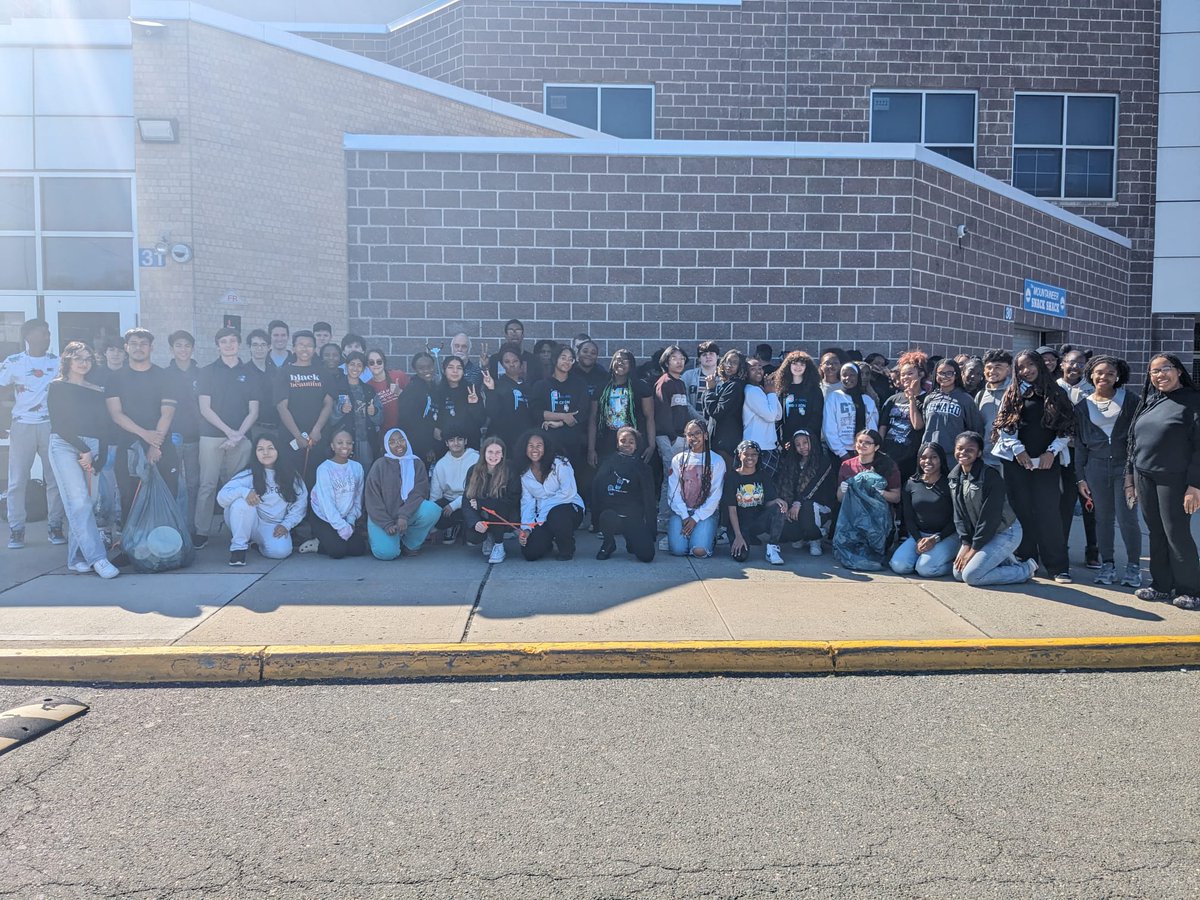Earth day at West Orange High School 🌍 Over 200 students from WOHS sports teams, clubs and step teams were joined by students from Seton Hall Prep to take part in our 2nd Annual 'Campus Cleanup' #wopride #wearewestorange #earthday