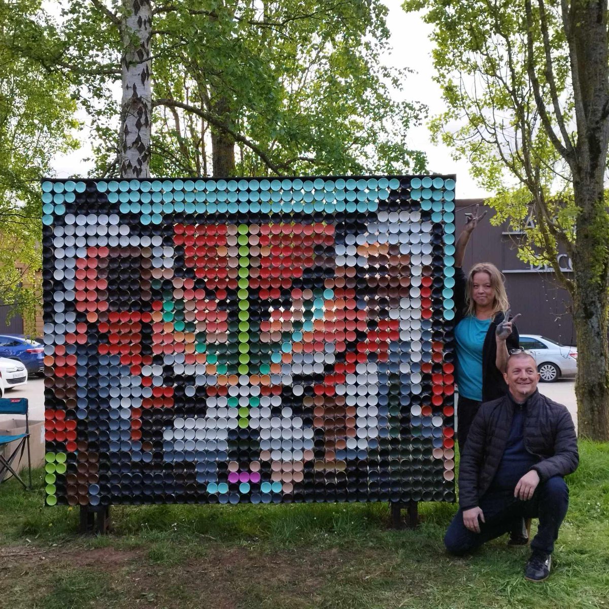 [#CULTURE #ART : Eurêka en mode artistique] 🎨 Les habitants de l’Intercom #Bernay Terres de Normandie ont participé à la nouvelle œuvre #PixelCan prenant place sur la voie verte Bernay-Broglie. Le tout était dirigé par l’artiste #EmmaPoppy, de la Boîte à Kultur. cc @telexhauser