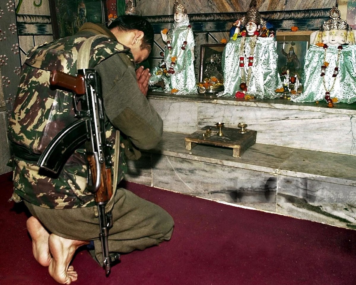 BSF soldier offers prayers at Shankararchaya temple in Srinagar, 12 March 2002