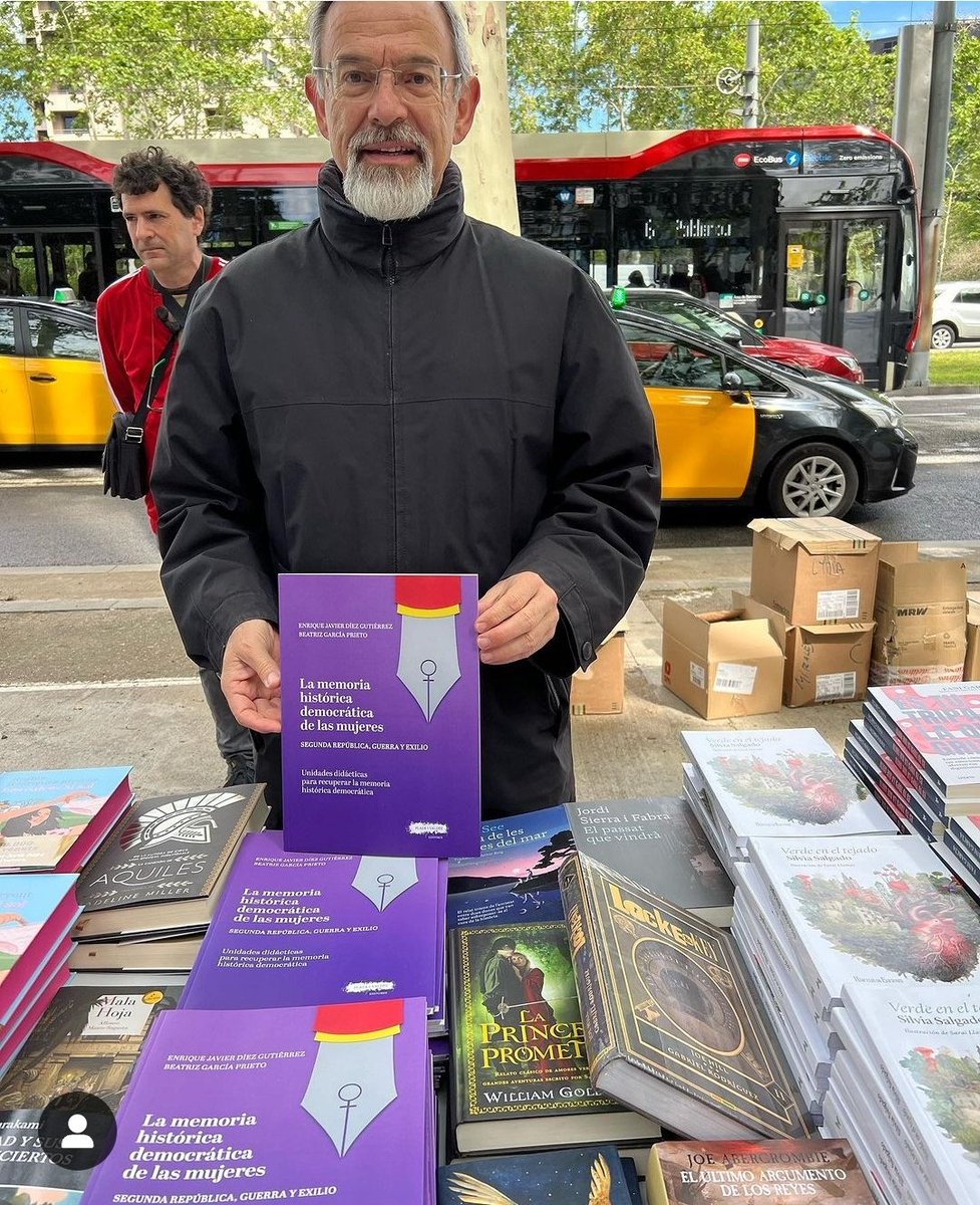 En libreria galeradas en #SantJordi2024 firmando 'La memoria histórica democrática de las mujeres' publicado por la editorial @plazayvaldes