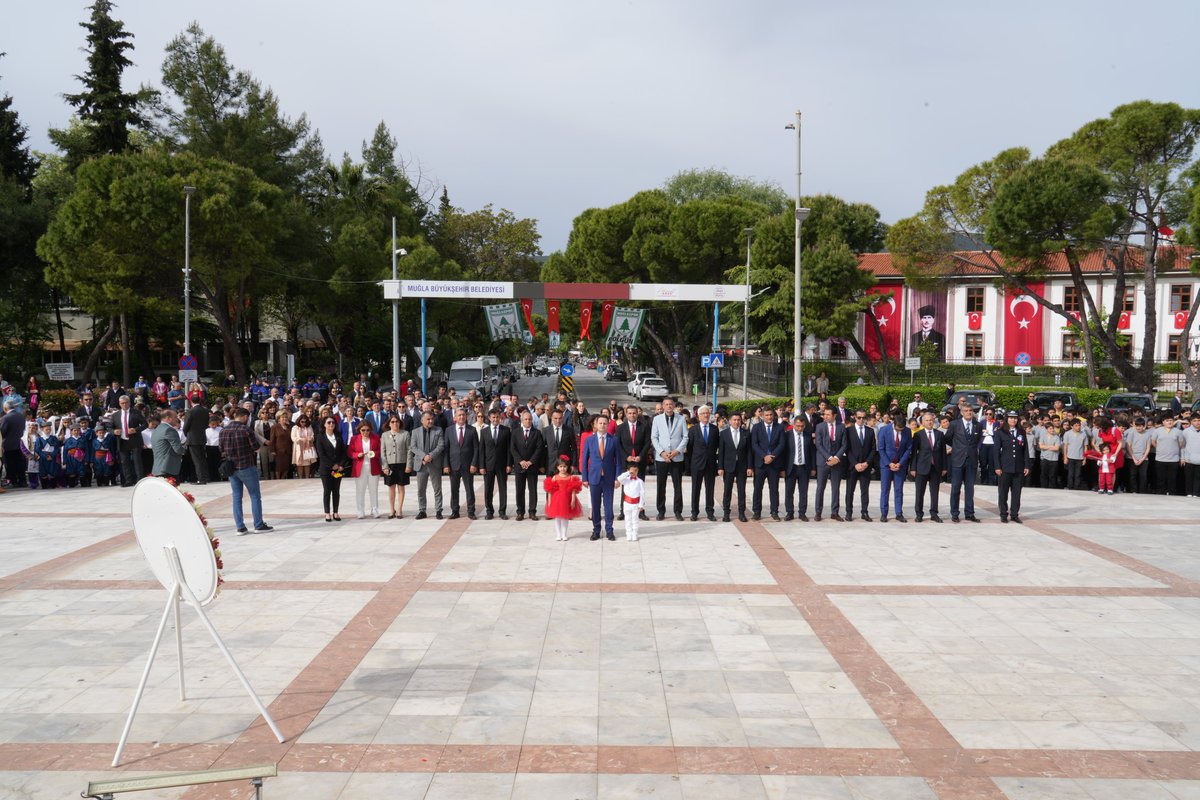 BUGÜN 23 NİSAN, HEP NEŞEYLE DOLUYOR İNSAN🇹🇷🎈 📌Çelenk Sunma 23 Nisan Ulusal Egemenlik ve Çocuk Bayramı Kutlamaları kapsamında İl Milli Eğitim Müdürümüz Sayın Emre ÇAY, eğitim yöneticilerimiz, öğretmen ve öğrencilerimizle birlikte bugün sabah saatlerinde Atatürk anıtına İl