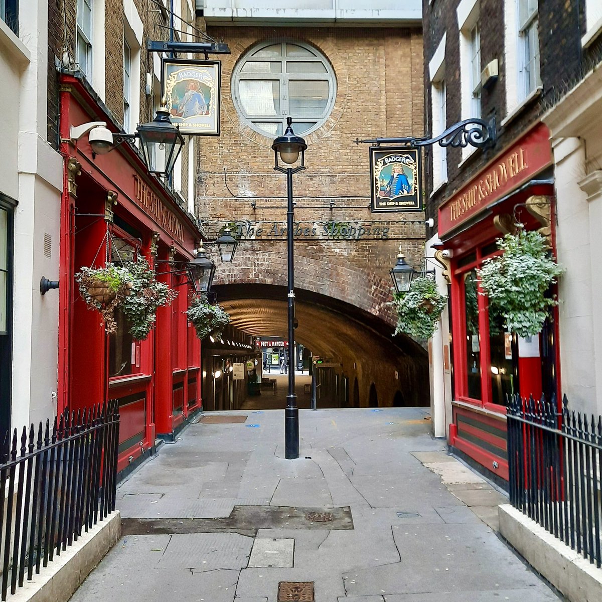 The Ship and Shovell, near Charing Cross, said to be the only London pub split in two halves!🍻 Up until 1998 it was separate pubs, The Ship and The Shovell, but they are now combined, with a tunnel linking the two under the street, used as the kitchen.