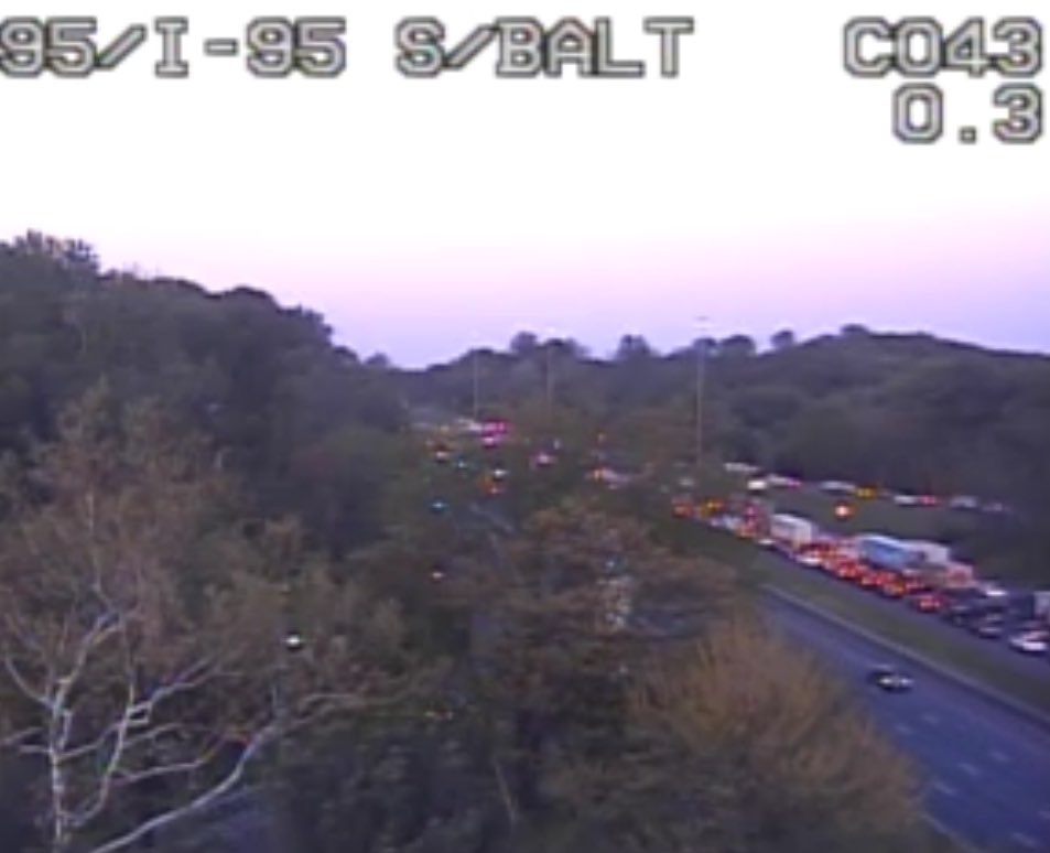 Traffic Alert 🚨 ALL LANES CLOSED on I-95 SB at I-895 with a crash reportedly involving an overturned box truck. Traffic halts just after the beltway. Take MD-295 as an alternate. @wbalradio @98Rock #wbaltraffic #mdtraffic #Halethorpe