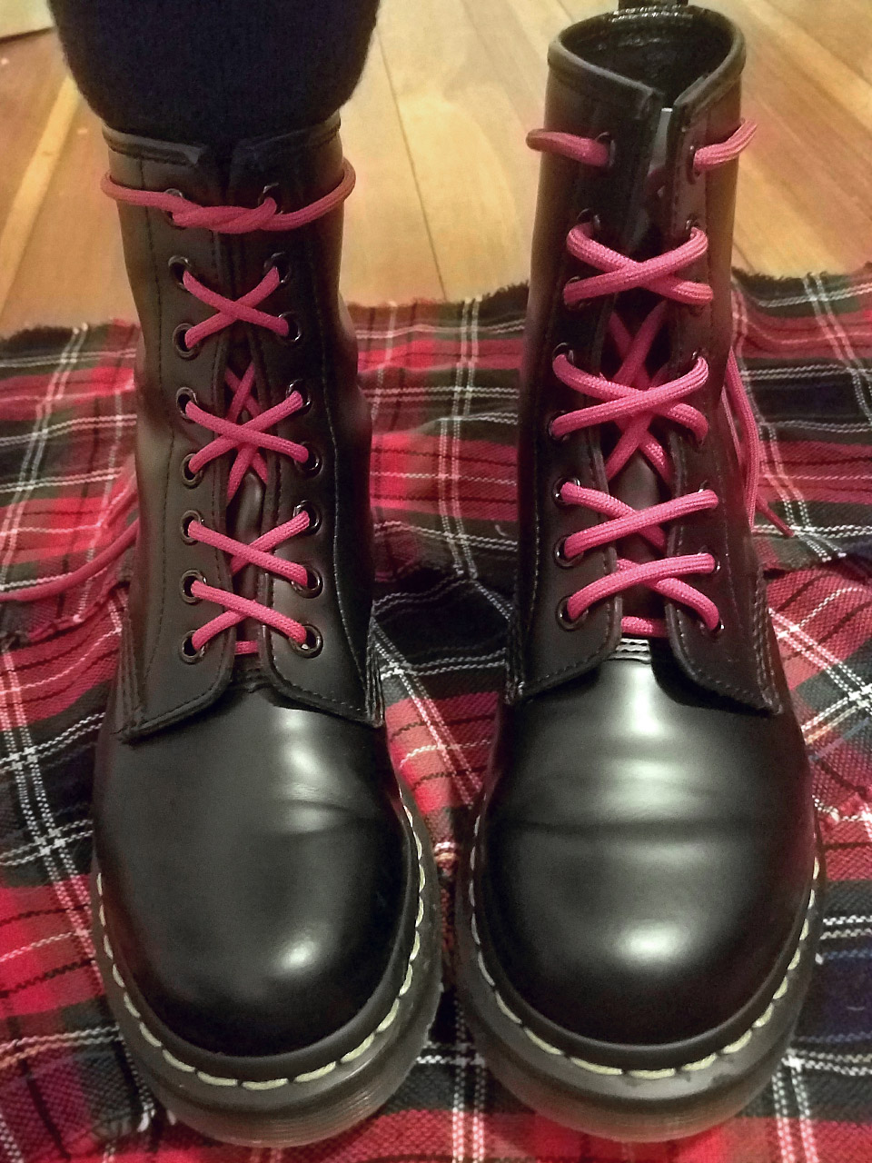 Professor Shoelace on X Today s shoe lacing photo was contributed by Maura H. in Nov 2017. Black Doc Martens boots laced with red Two One Three Lacing Maura used this lacing during recovery from a