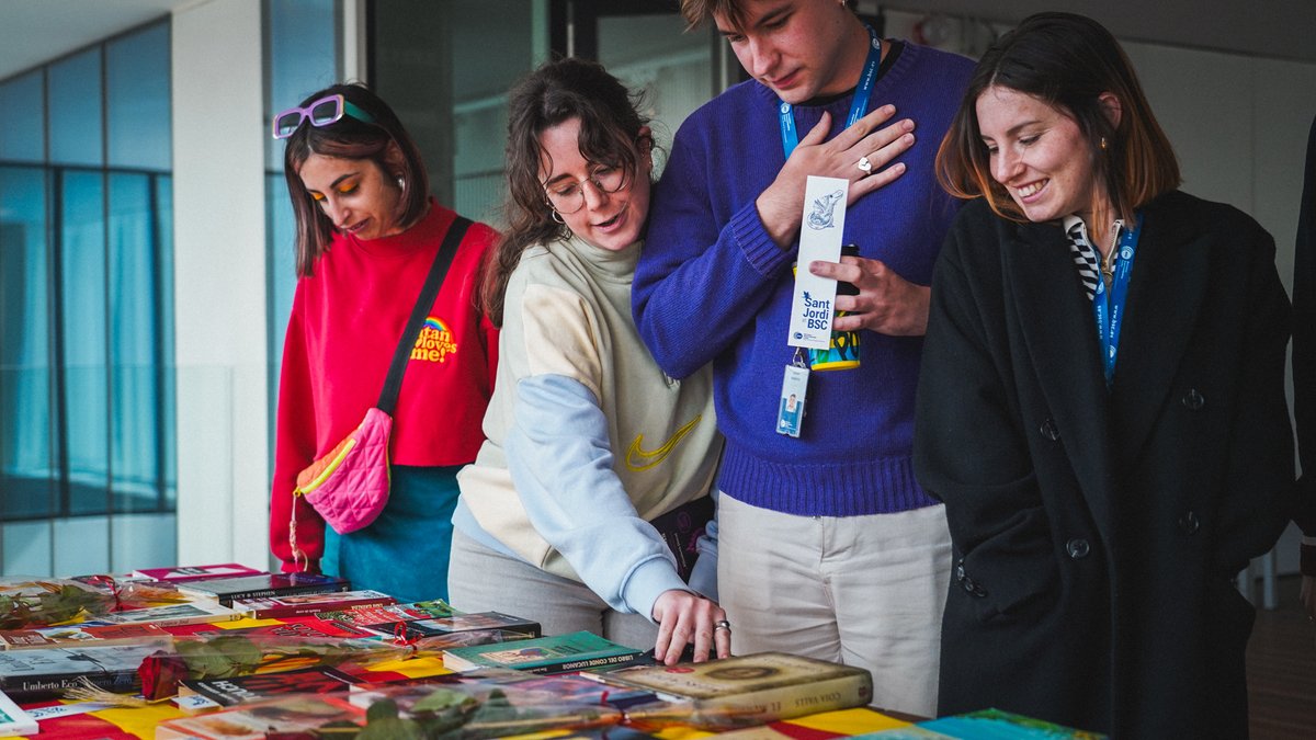 📚🐲#SantJordi al BSC! Per tercer any consecutiu el BSC celebra la diada de Sant Jordi amb un intercanvi de llibres entre el personal del centre ❤ 🌹Bona diada❗