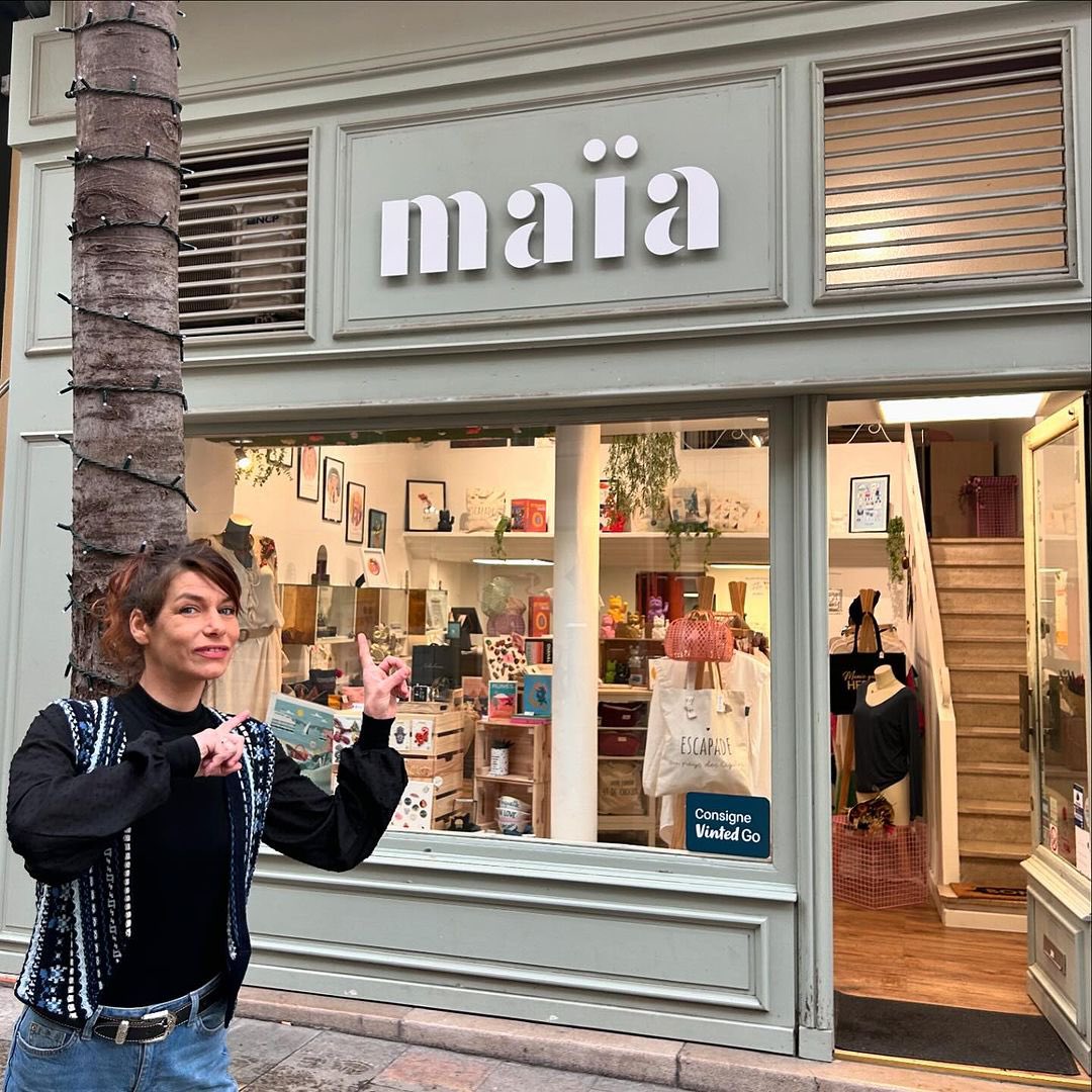 VitrinesToulon's tweet photo. ✨ Bienvenue chez Maïa, le Cœur Créatif de Toulon !
Découvrez @maia.toulon au 15 Rue Paul Lendrin, une boutique concept alliant mode française et art local.
#Maïa #Toulon #MadeInFrance #ArtLocal https://t.co/vYZH1GgxvE
