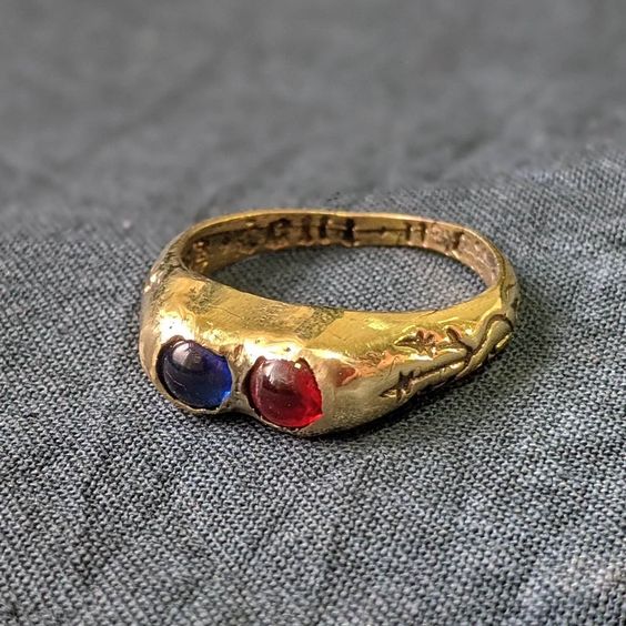 Anello medievale con due gemme e iscrizione 'Due tout mon coer' ('Con tutto il cuore'). Francia o Inghilterra, XV secolo. Originale conservato nel Museo V&A. Ottone